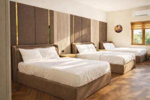 a hotel room with two beds and a window at HAO LAN LUXURY Hotel in Bắc Quang