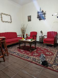 a living room with red couches and a coffee table at Casa Magnolia in Cochabamba