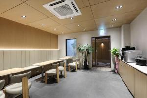 a waiting room with a row of tables and chairs at 부천 브라운도트 호텔 부천역점 in Sosa