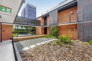 an external view of a building with a yard at Spring Hill Inn in Brisbane +43 photos