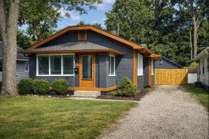 ein kleines blaues Haus mit Veranda und Einfahrt in der Unterkunft Broad Ripple Home witth Hot Tub Near Downtown Indy in Indianapolis