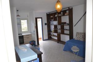 パンテレリアにあるLa Navicellaのリビングルーム(ベッド1台付)、キッチンが備わります。