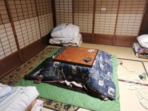 a room with a table and towels on the floor at x r2602 Ono-Villa in Onomichi