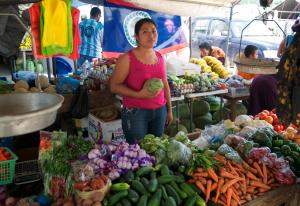 une femme sur un marché de légumes dans l'établissement Casa Santa Maria, à Benque Viejo del Carmen