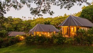 una casa con luces en el patio en Taveuni Dive Resort, en Waiyevo