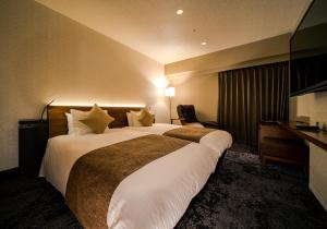 Postel nebo postele na pokoji v ubytování Daiwa Roynet Hotel Nagoya Taiko dori Side
