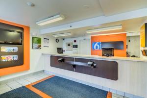 Dapur atau dapur kecil di Motel 6-Linthicum Heights, MD - BWI Airport