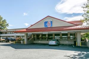een tankstation met een auto voor de deur bij Americas Best Value Inn Edgewood, MD in Edgewood