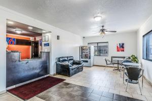 una sala de estar con un sofá y una mesa en Motel 6-Wisconsin Rapids, WI, en Wisconsin Rapids