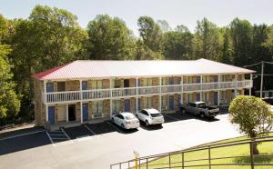 an overhead view of a building with cars parked in a parking lot at Motel 6-Cookeville, TN in Cookeville