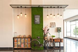 Una bicicleta en una habitación con una pared verde en Hotel Arissa en Melaka