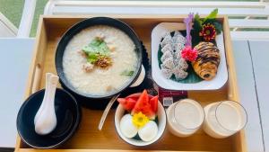 un vassoio di cibo con una ciotola di zuppa e sushi di บ้านสวนจมูกโต a Ban Pha Mi