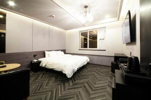 Llit o llits en una habitació de Jinju Kai Hotel