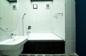 Kylpyhuone majoituspaikassa Jinju Kai Hotel
