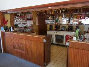 Salon ili bar u objektu Highlander Haven Motel