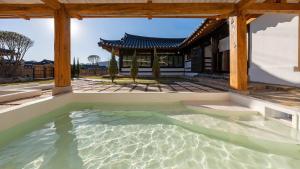 a large pool of water in front of a building at Gyeongju Oru Hanok Stay in Gyeongju
