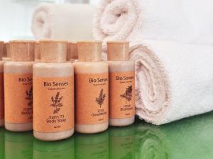 Eine Gruppe Flaschen Bio Senses Seife neben Handtüchern in der Unterkunft וילת אתרוג - וילה וצימר מושלמים עם בריכה באשלים in Ashalim