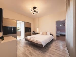 ein Schlafzimmer mit Bett und Deckenventilator in der Unterkunft וילת אתרוג - וילה וצימר מושלמים עם בריכה באשלים in Ashalim
