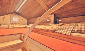 una stanza con due letti in una cabina di legno di JoSchi Almhütte Hochkar a Göstling an der Ybbs