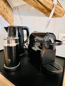 a toaster sitting on a counter next to a blender at Casa Ribeiro Sotao in Bischberg