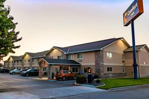 a hotel with cars parked in a parking lot at Comfort Inn Kennewick Richland in Kennewick