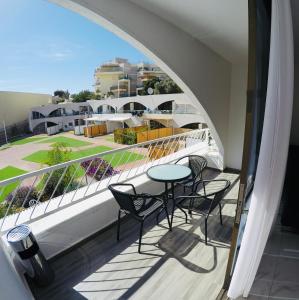 a balcony with a table and chairs and a view at 4 חדרים מרווחת 138 מ"ר חניה חינם קרוב לים in Eilat