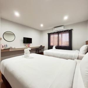 a hotel room with two beds and a tv at Ma Relax Place in Ban Nong Chaeng