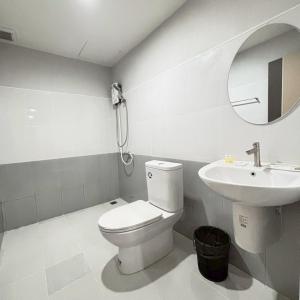 a bathroom with a toilet and a sink at Ma Relax Place in Ban Nong Chaeng