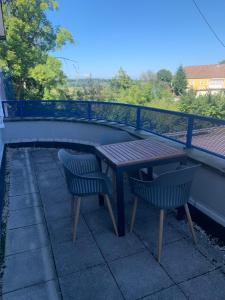 a table and chairs on a patio with a balcony at Wohnung Nähe Steyr bis 9 Personen in Ramingdorf