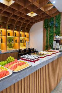 a buffet line with many different types of food on at HAO LAN LUXURY Hotel in Bắc Quang +65 photos