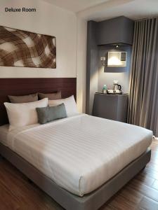 a bedroom with a large white bed in it at RAI ATRIUM SUITES HOTEL - Cauayan in Cauayan City