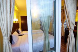 My Hotel Pvt Ltd tesisinde bir odada yatak veya yataklar