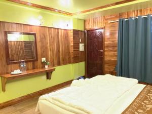 a bedroom with a bed and a window and a mirror at Pan guest house Donkhone in Ban Donsôm +29 photos