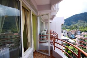 Pemandangan gunung umum atau pemandangan gunung yang diambil dari hotel