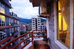 Genel bir dağ manzarası veya otelden çekilmiş bir dağ manzarası