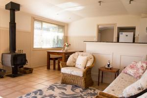 A kitchen or kitchenette at Hillview Cottages