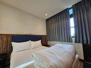 una camera da letto con un grande letto e una finestra di meet happiness a Hsia-pu-hsia