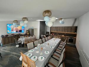 a dining room with a long table and balloons at Green Wood in Azuga