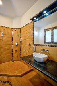 a bathroom with a sink and a shower at Aveeno Resort with Swimming Pool and Jacuzzi Near Calangute and Baga in Sangolda +40 photos