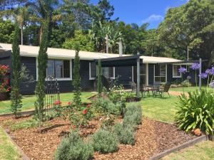 A patio or other outdoor area at Hillview Cottages