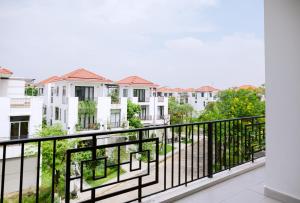 a balcony with a view of buildings at Cloud Inn Homestay in Thôn Lại Thê