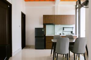 a kitchen with a table and chairs and a refrigerator at Cloud Inn Homestay in Thôn Lại Thê