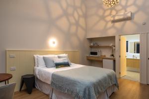 a hotel room with a bed and a kitchen at Mt Wellington Motel in Auckland
