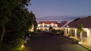 a street in a residential neighborhood at night at Mt Wellington Motel in Auckland
