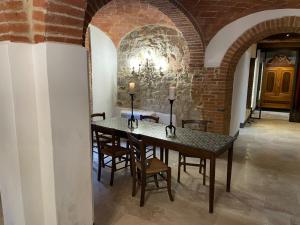 a dining room with a table and chairs at Appartamento Monache in Lucignano
