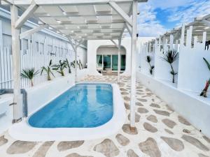 a swimming pool in the middle of a building at Kenting South Border DeSign Hotel in Eluan