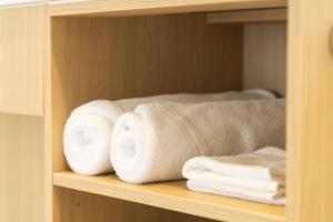 a bunch of towels are sitting on a shelf at Mt Wellington Motel in Auckland