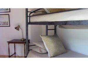 Una cama o camas en una habitación de Forest Nest Cottage, Tsitsikamma