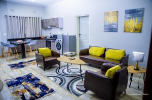 a living room with a couch and a kitchen at Sigelege Beach Resort in Senga