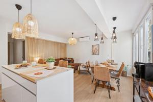 a kitchen and living room with a table and chairs at VICTORIA 75 LUXURY in Málaga